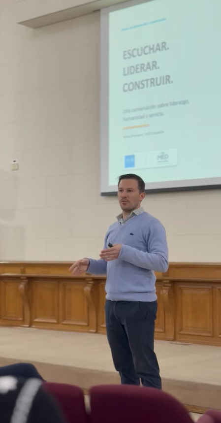 Charla: Escuchar, liderar, construir — una conversación sobre liderazgo