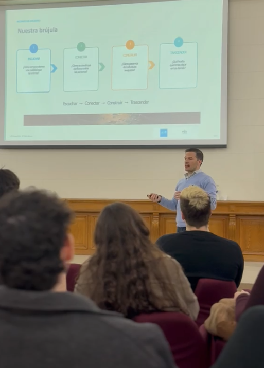 Matías Domínguez facilitando una jornada de liderazgo